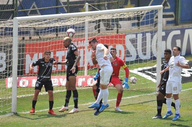Cruzeiro e Ponte Preta se enfrentaram numa manh de forte calor em Sete Lagoas