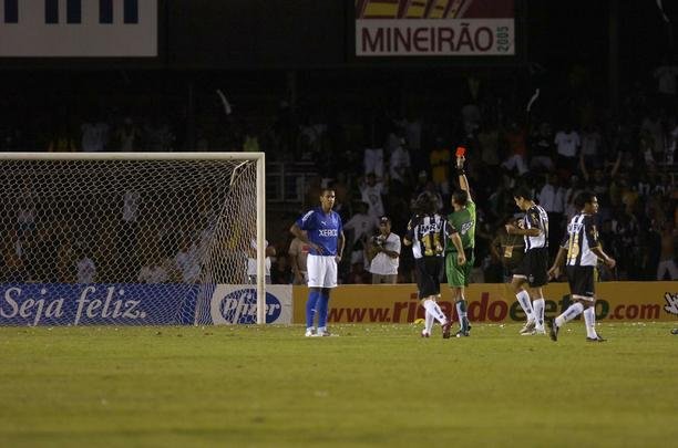 As duas equipes iniciavam a deciso do ttulo mineiro sob certo equilbrio %u2013 a Raposa tinha a vantagem de igualdade em pontos e saldo de gols. O primeiro tempo terminou sem gols, e o Galo, do tcnico Levir Culpi, abriu o placar com der Lus no primeiro minuto da etapa final. Danilinho fez o segundo aos 36min, e Marcinho, o terceiro, aos 46min. Enquanto o goleiro Fbio ainda reclamava de irregularidade nesse gol, de costas para o campo, Vanderlei fechou o placar, praticamente garantindo o ttulo.