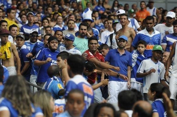 Tumulto gerado por briga entre membros de torcidas organizadas impediu festa do tricampeonato nacional