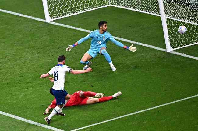 GOLEIRO do IRÃ vai a NOCAUTE e é substituído contra a INGLATERRA