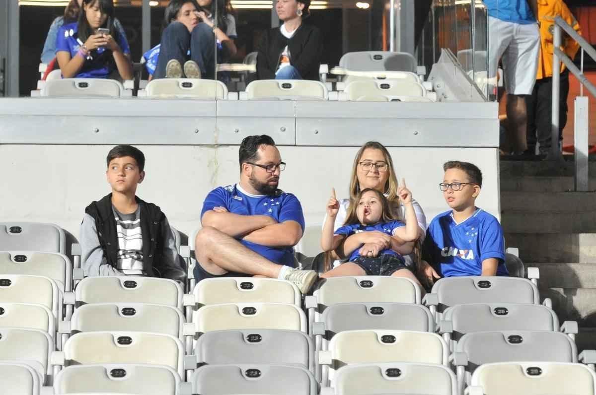 Imagens da torcida e da partida entre Cruzeiro e Santos, no Mineiro