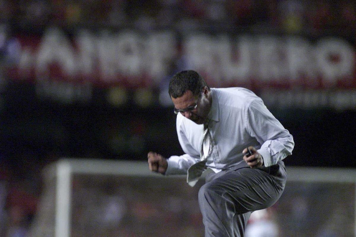 8 de junho de 2003 - Luxemburgo comemora golao de letra de Alex e empate por 1 a 1 com Flamengo no jogo de ida da final da Copa do Brasil, no Maracan