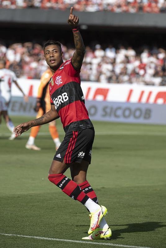 Flamengo massacrou So Paulo em pleno Morumbi e mantm sonho de conquistar o Campeonato Brasileiro, apesar de grande vantagem do Atltico