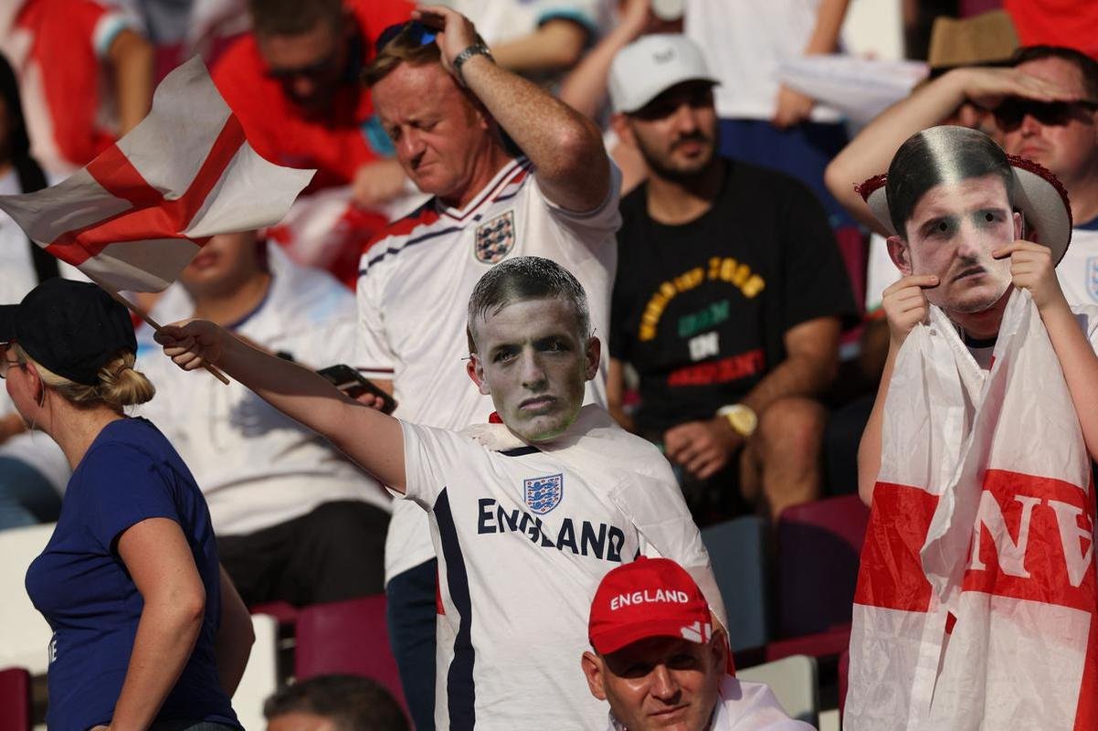 Os torcedores de Inglaterra e Ir no primeiro jogo do Grupo B na Copa do Mundo.