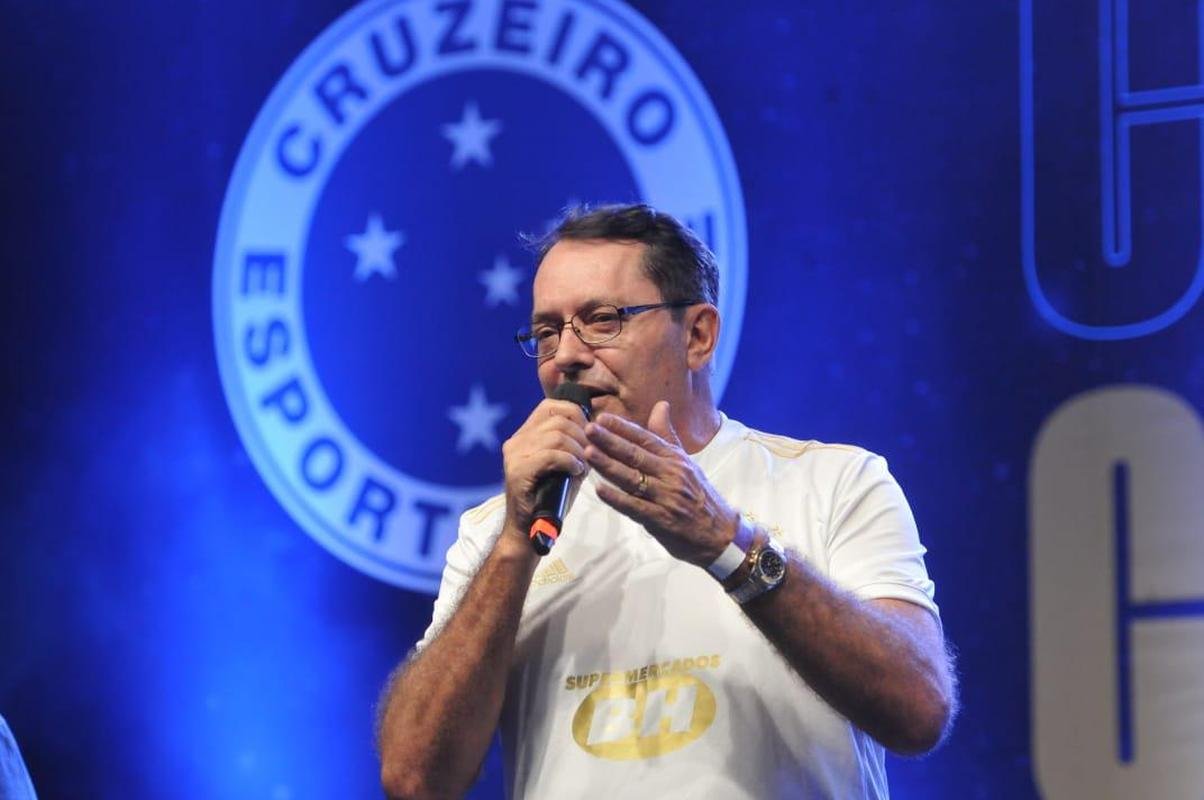 Ronaldo levou cruzeirenses de Conselheiro Lafaiete ao delrio ao participar da Caravana do Cruzeiro nesta quarta-feira (26). Fenmeno esteve acompanhado no palco de Pedro Loureno, patrocinador do clube, e ganhou msica nova produzida pelo rapper Das Quebradas
