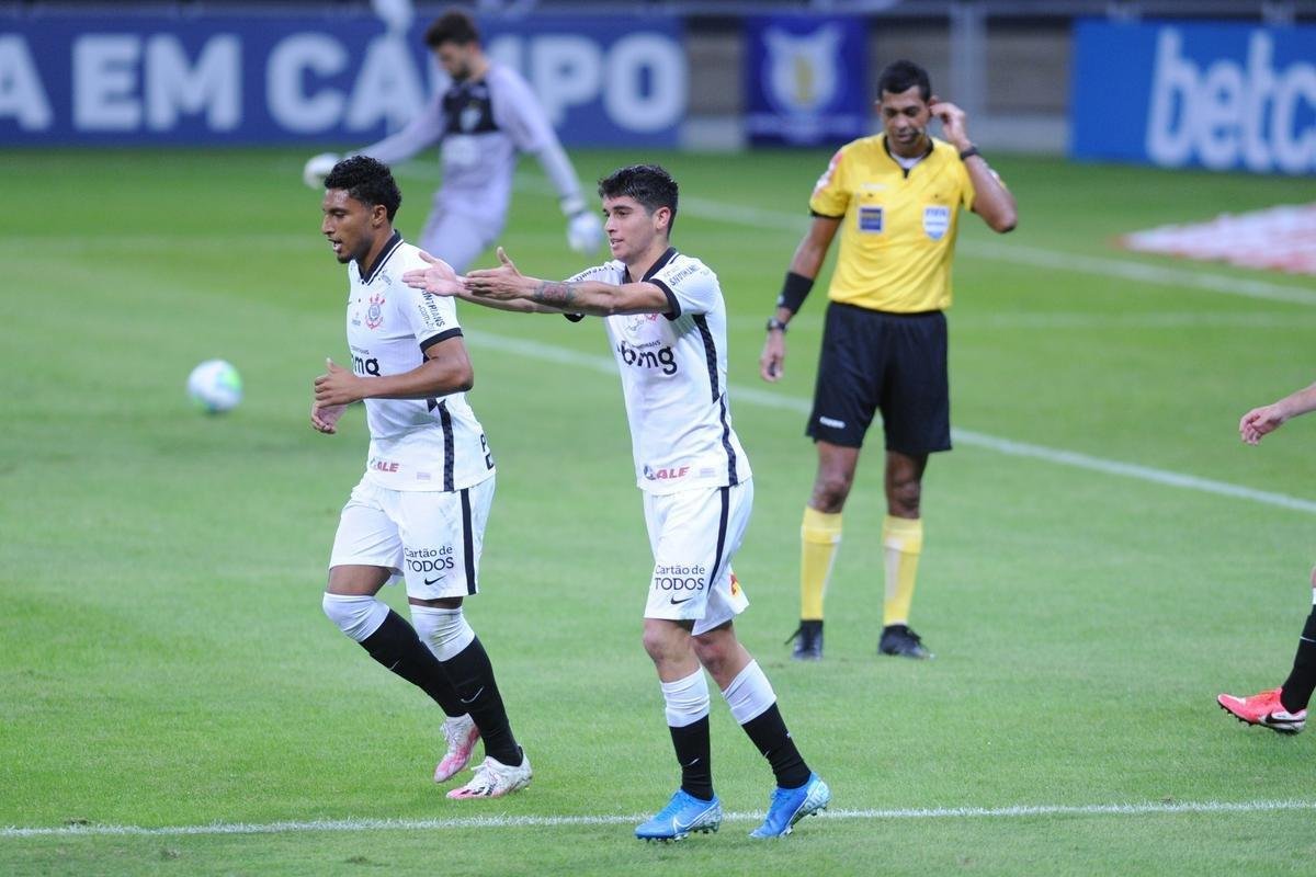 Araos marcou o segundo gol do Corinthians no Mineiro (Alexandre Guzanshe / EM DA PRESS)