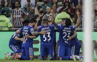 Fotos do gol de empate do Cruzeiro, marcado por Oliveira, de cabeça, após escanteio cobrado por Machado: 1 a 1