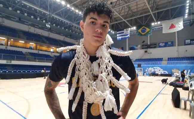 Gui Santos, ala-armador do Minas, levou a rede da Arena Minas Tênis Clube para casa após o título