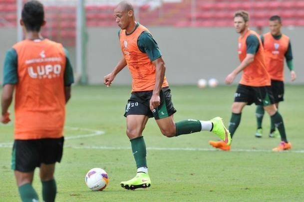 Anderson Conceio (zagueiro) - nico canhoto da posio no elenco, fez 43 partidas na temporada e marcou um gol. Apesar da regularidade, no continuou no time em 2016. Depois de uma breve passagem pelo Philadelphia Union-EUA, Conceio foi para o So Bernardo no incio do ano. No segundo semestre, acertou com o Desportivo de Chaves, de Portugal. Em menos de seis meses, porm, rescindiu o contrato. Em 2018, o zagueiro atuar pelo CRB.