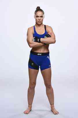 Ronda Rousey posa com uniforme azul, que ser usado no UFC 207. Pela primeira vez, ela no vestir o uniforme preto e dourado, usado somente pelos campees 