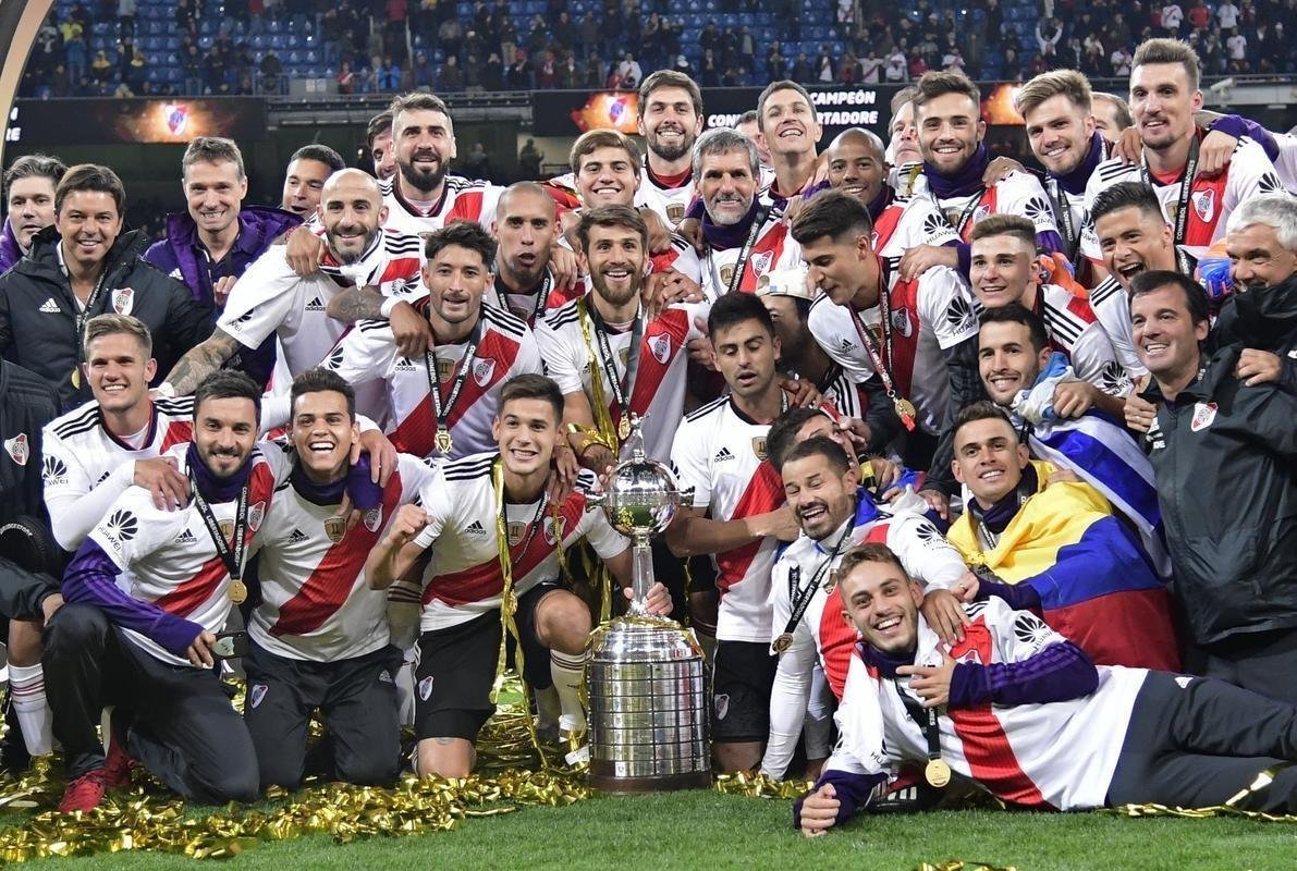 Depois da vitria por 3 a 1 sobre o Boca, jogadores do River Plate erguem a taa da Libertadores no Santiago Bernabu, em Madri, e fazem a festa com o tetracampeonato continental
