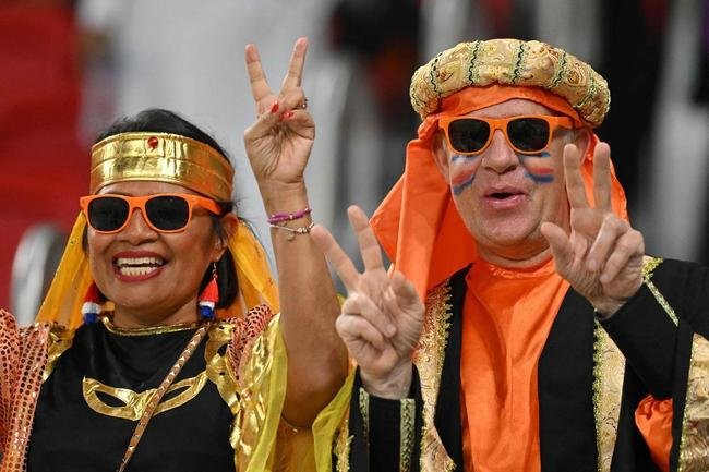Fotos dos torcedores de Senegal e Holanda durante jogo pelo Grupo A da Copa do Mundo.