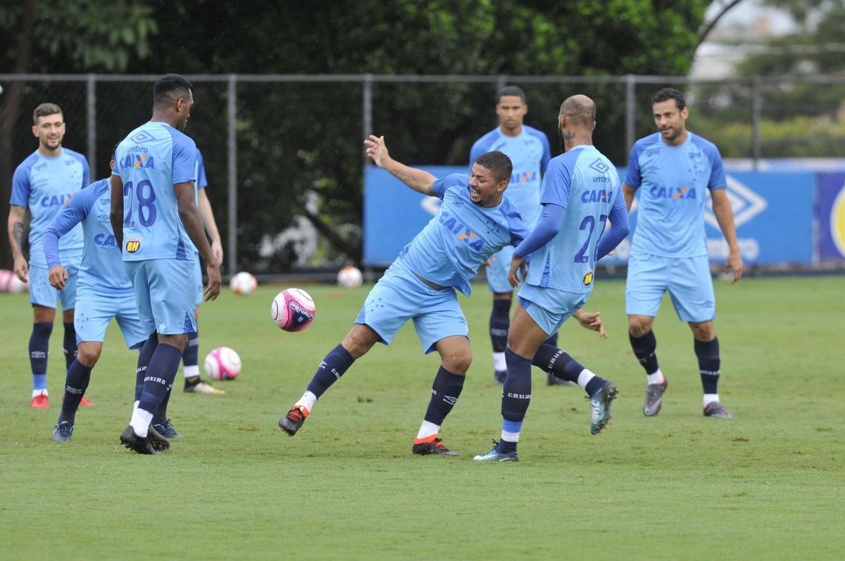 Em atividade na Toca da Raposa II, tcnico Mano Menezes mostrou provvel escalao do Cruzeiro para o jogo contra o Boa: Rafael; Nonoca, Ded, Digo e Marcelo Hermes; Lucas Romero e Bruno Silva; Rafael Sobis, Thiago Neves e Mancuello; Raniel (fotos: Juarez Rodrigues/EM D.A Press)