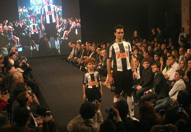 Uniforme nmero 1 do Atltico para a temporada 2011