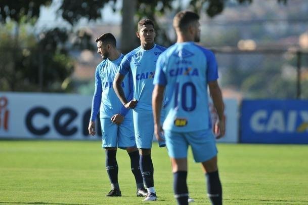 Jogadores do Cruzeiro durante treino desta sexta-feira na Toca da Raposa II