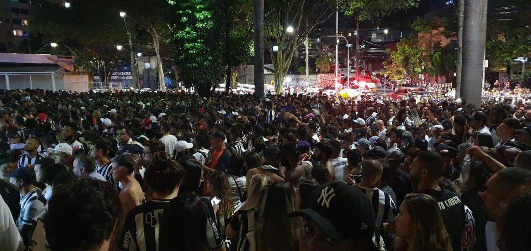 Nesta quinta-feira (2), torcedores do Atltico lotaram os bares de BH para acompanhar Bahia x Galo, jogo adiado da 32 rodada do Campeonato Brasileiro. Na imagem, Arena do Espeto.