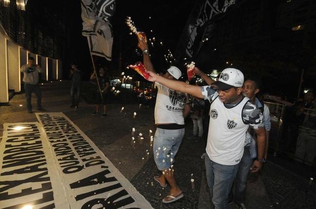Alvos principais do protesto foram presidente S�rgio Sette C�mara, diretor de futebol Alexandre Gallo e jogadores, especialmente Elias, Luan e Cazares