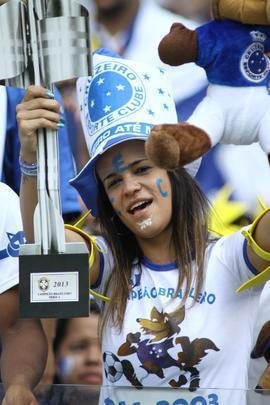 Torcida cruzeirense comea a festa dentro do estdio antes da partida decisiva contra o Grmio