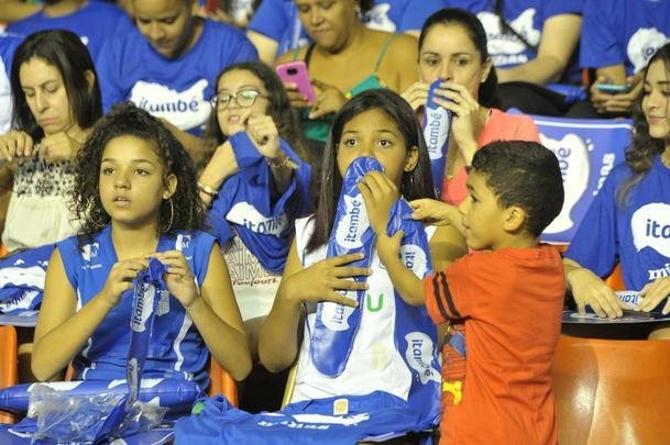 Veja fotos das torcidas na deciso da Superliga Feminina no Mineirinho