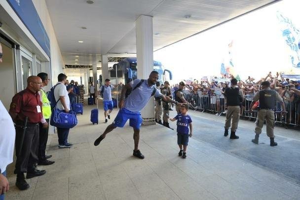 Jogadores do Cruzeiro embarcaram no Aeroporto de Confins, na tarde desta tera-feira, para duelo decisivo contra o Corinthians, em So Paulo, pela final da Copa do Brasil