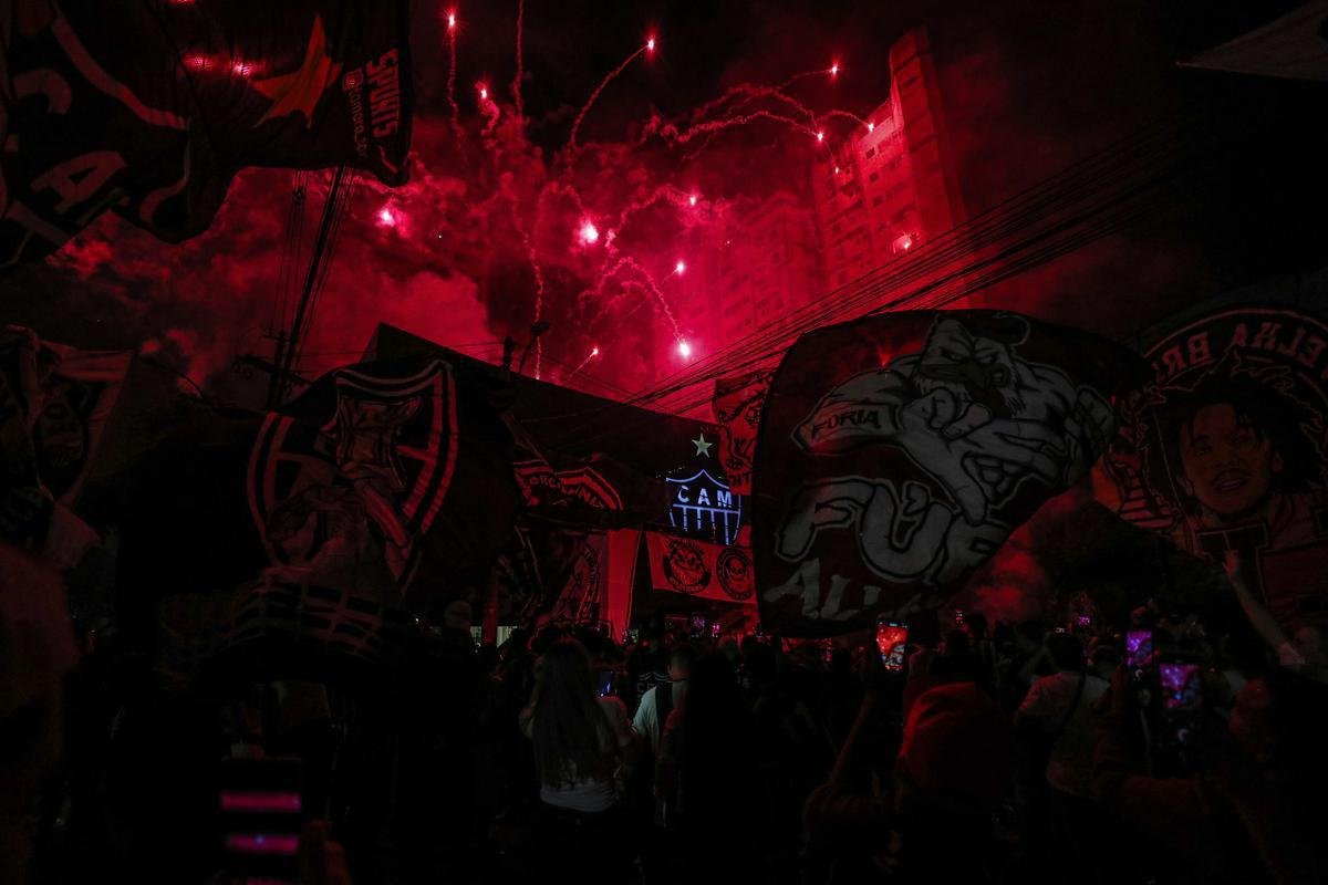 Torcedores do Atltico fizeram viglia em comemorao ao aniversrio de 114 anos do clube, na madrugada desta sexta-feira, na porta da sede de Lourdes