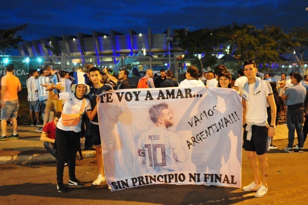 Torcedores de Argentina e Paraguai na chegada ao Minero para duelo pela Copa Amrica