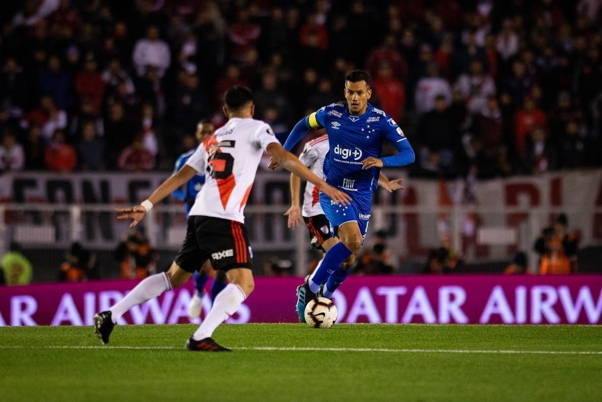 Fotos do primeiro tempo do duelo entre River Plate e Cruzeiro, no Monumental de Núñez, em Buenos Aires, pela ida das oitavas de final da Copa Libertadores