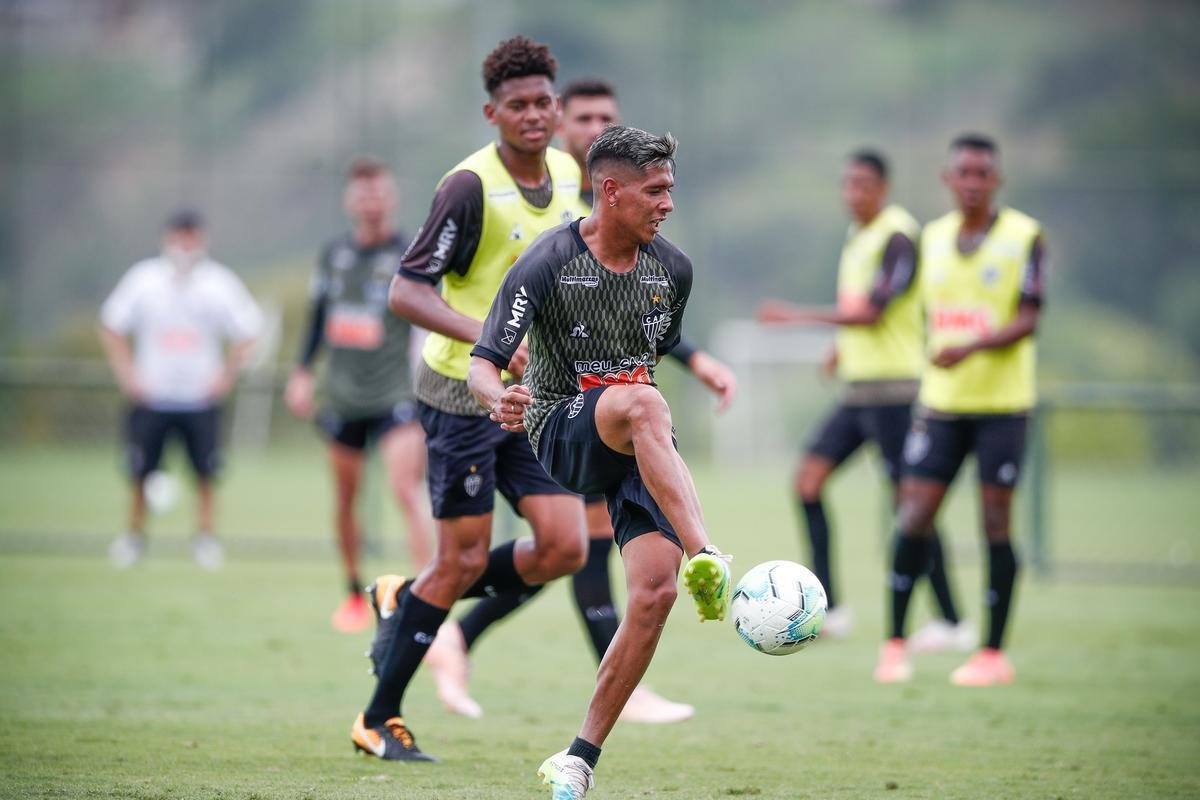 Imagens do primeiro treino de Eduardo Vargas pelo Atltico