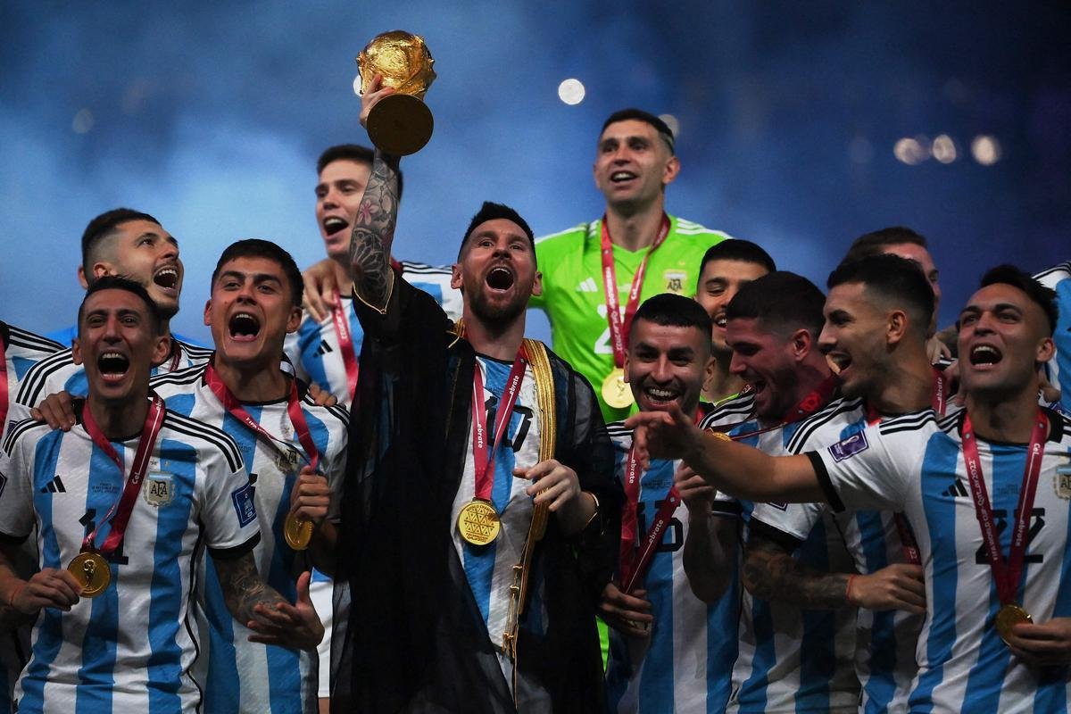 Messi ergue a taa de campeo da Copa do Mundo! Festa da Argentina no Estdio Icnico de Lusail, no Catar, com o tricampeonato mundial