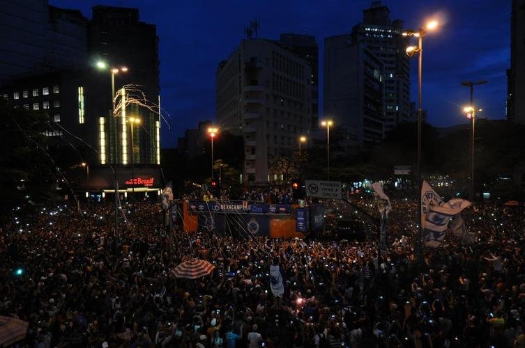 De Confins, jogadores do Cruzeiro hexacampees da Copa do Brasil saram em carro aberto pelas ruas de Belo Horizonte. No Centro da capital, milhares de pessoas aguardavam os jogadores para a festa.