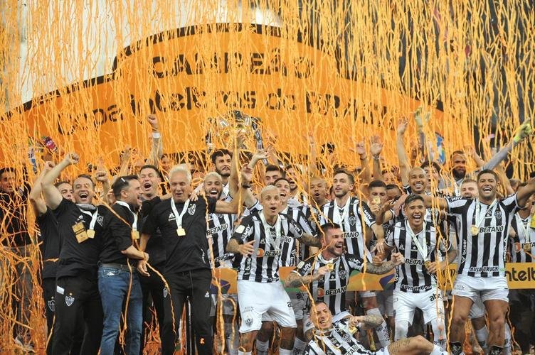 Atltico ergue a taa e festeja bi da Copa do Brasil