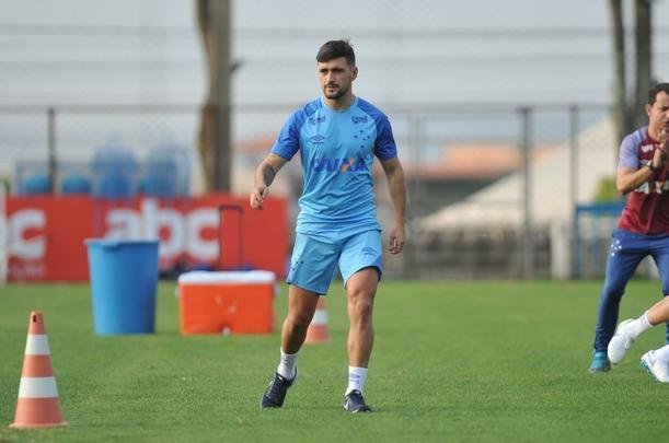 Meia uruguaio De Arrascaeta treinou e est nos planos de Mano para jogo contra o Palmeiras
