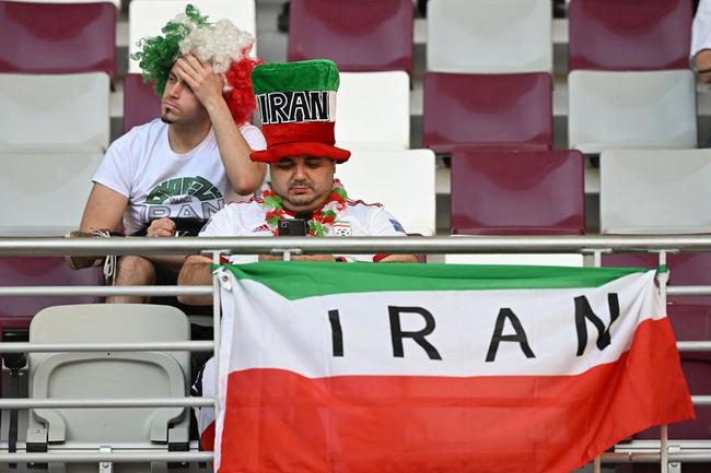 Os torcedores de Inglaterra e Irã no primeiro jogo do Grupo B na Copa do Mundo.