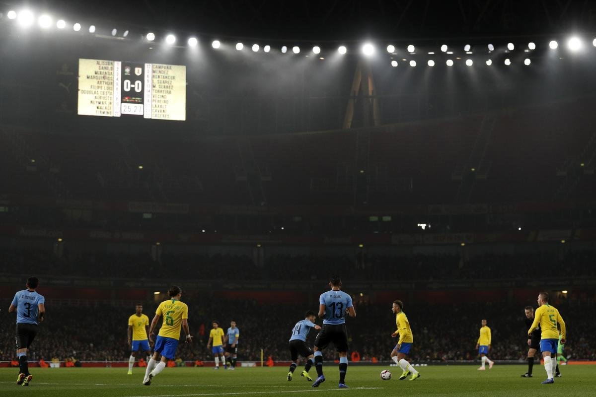 Tcnicos Tite e scar Tabrez se cumprimentam antes de a bola rolar no Emirates Stadium
