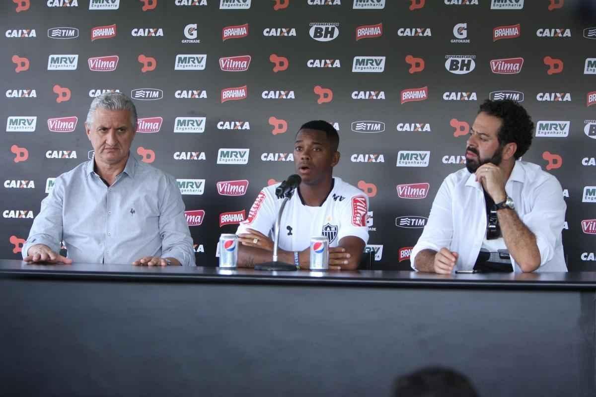 12/02/2016. O presidente do Atltico, Daniel Nepomuceno, o jogador de futebol Robinho e  o diretor de futebol, Eduardo Maluf, no Centro de Treinamento (Cidade do Galo), para apresentao oficial do jogador Robinho no Atltico. 