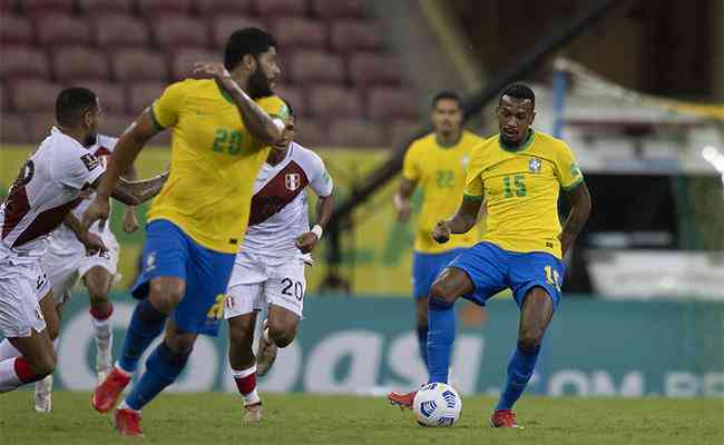 Hulk e Edenilson jogaram poucos minutos juntos pela Seleo Brasileira