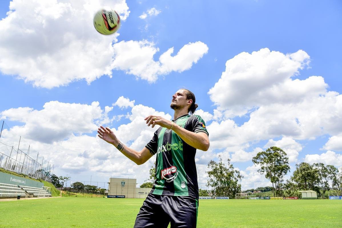 Zagueiro Iago Maidana, um dos nove refor�os do Am�rica para 2022, durante sua apresenta��o no CT Lanna Drumond, nesta quinta-feira (20)