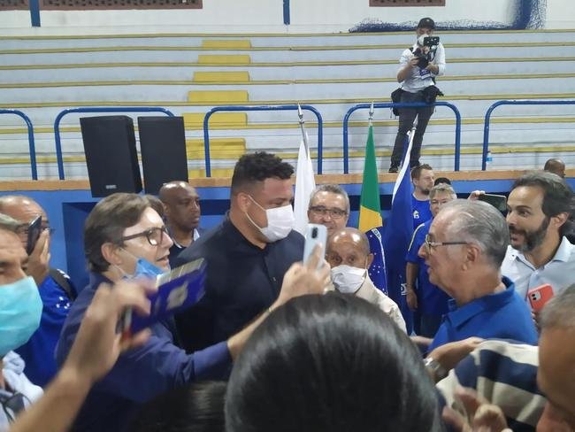 Ronaldo compareceu  votao da venda da SAF do Cruzeiro no Barro Preto e foi muito assediado por conselheiros do clube