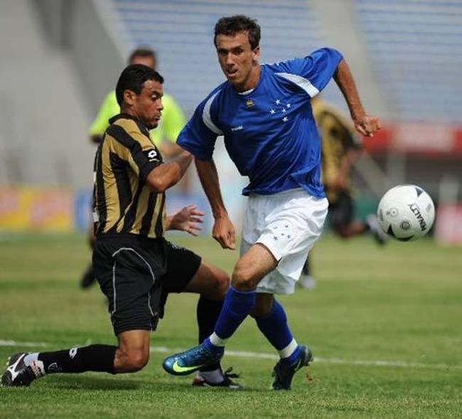 Em 2009, Cruzeiro derrotou Atltico por 4 a 2 no Estdio Centenrio, em Montevidu, pelo Torneio Internacional de Vero. Na histria, esse foi o nico clssico mineiro realizado fora do Brasil