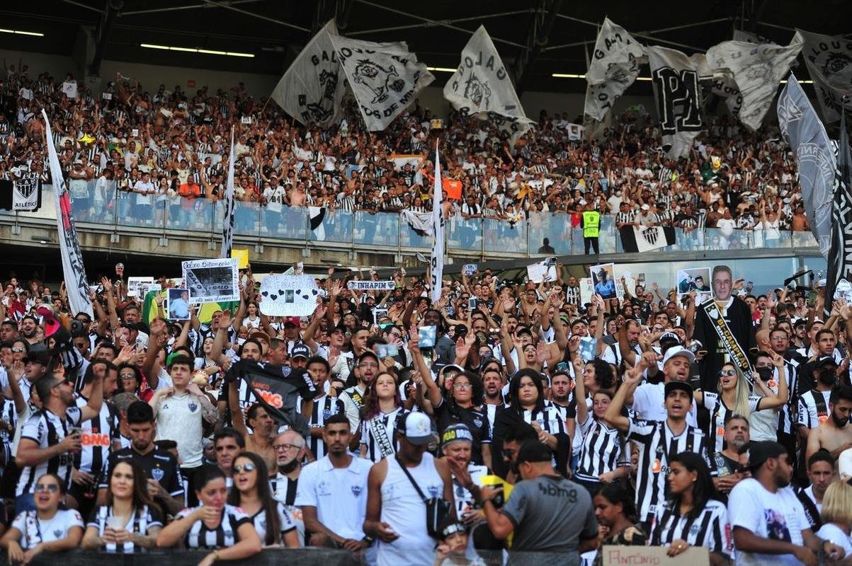 Atleticanos homenageiam no Mineiro familiares que no puderam ver o clube ser bicampeo brasileiro