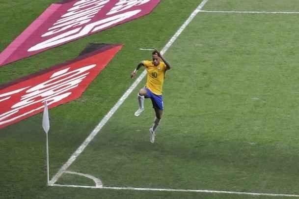 Neymar marca o segundo gol do Brasil e faz a festa da torcida