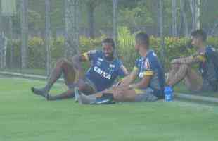 Thiago Neves acompanha treino do Cruzeiro na companhia de zagueiro Ded e de atacante Judivan