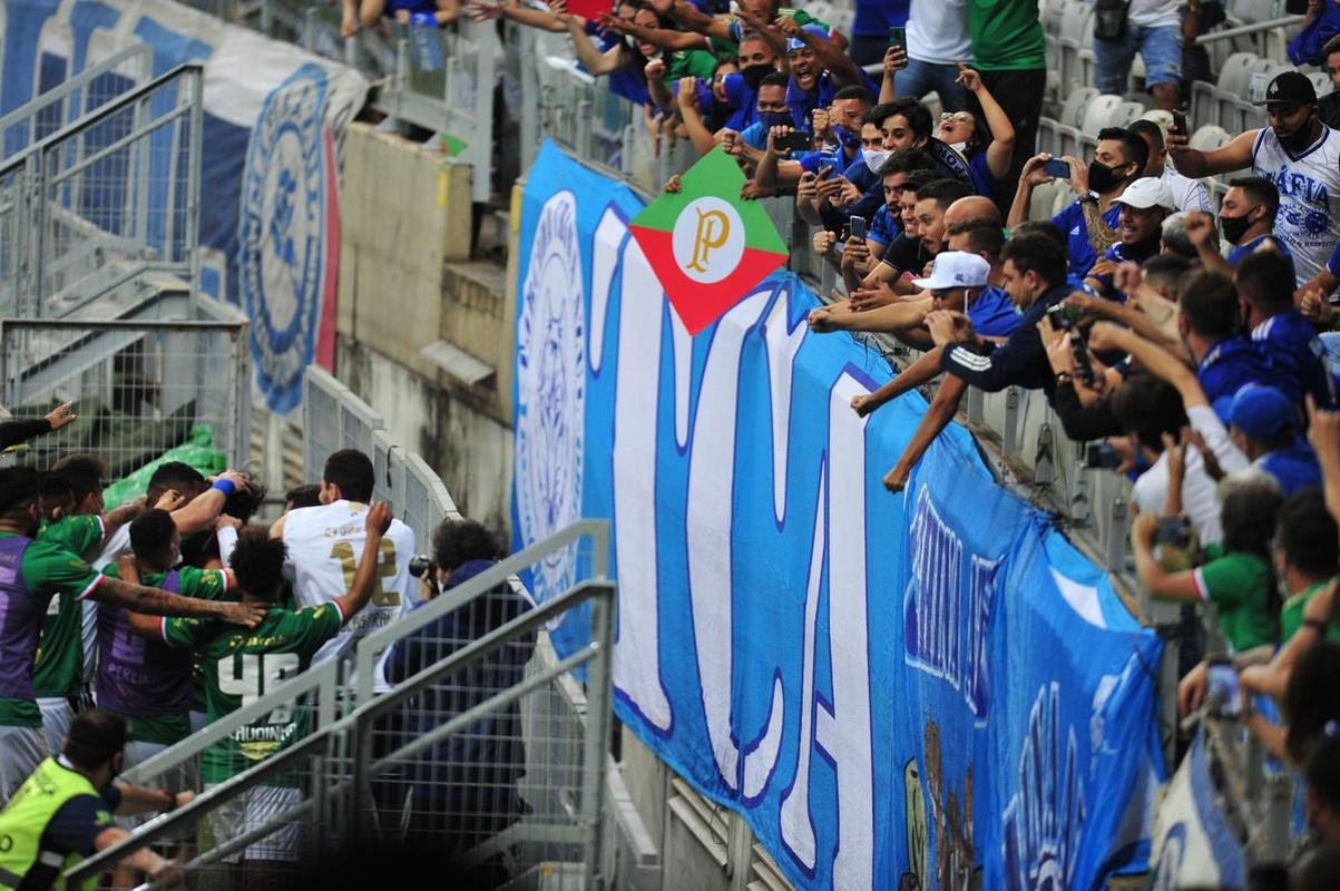 Na volta ao Mineiro, torcida fez festa com a vitria do Cruzeiro por 1 a 0 sobre o Confiana. No fim da partida, jogadores agradeceram o apoio dos cruzeirenses.