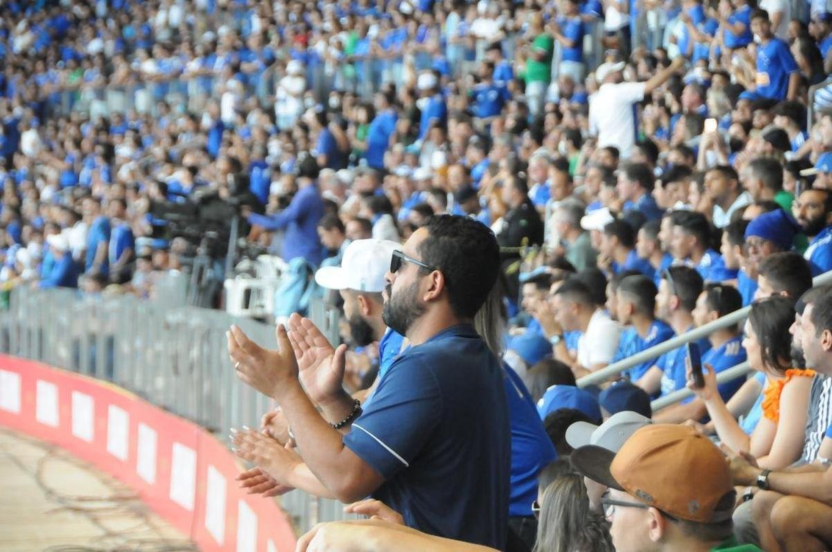 Fotos da torcida do Cruzeiro, no Mineiro, na partida contra a Ponte Preta pela 13 rodada da Srie B do Campeonato Brasileiro. Mineiro recebeu grande pblico mais uma vez