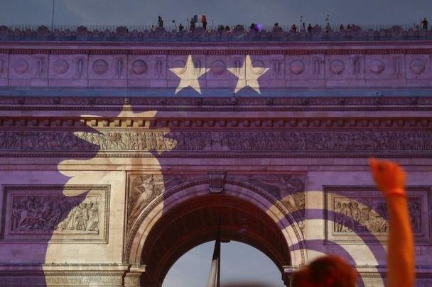 Quando a noite chegou, Paris ficou ainda mais linda: Torre Eiffel foi iluminada com as cores da bandeira francesa e Arco do Triunfo recebeu projeções com rostos dos campeões