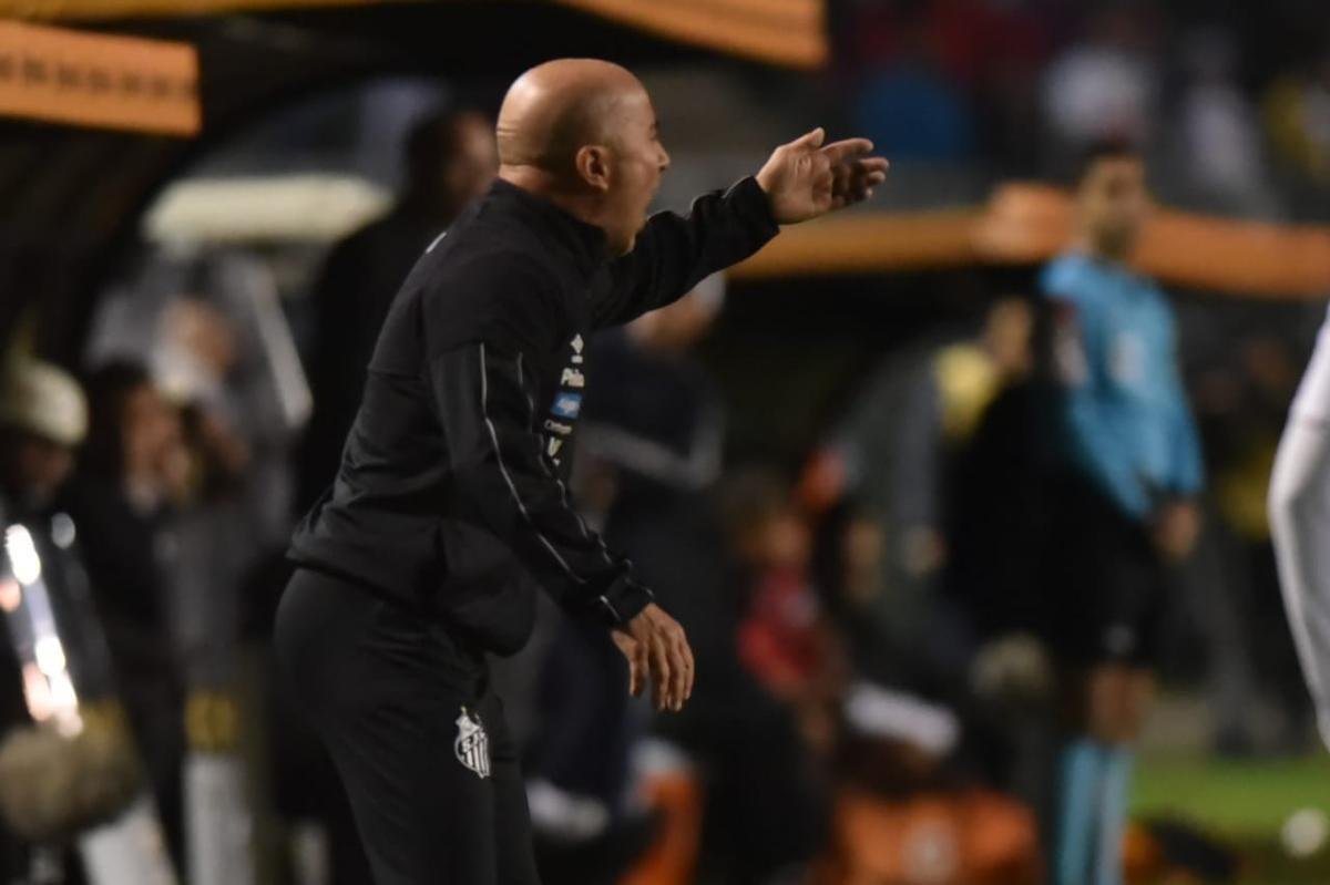 Atlético derrotou Santos por 2 a 1, de virada, com gols de Chará, e avançou às quartas de final da Copa do Brasil