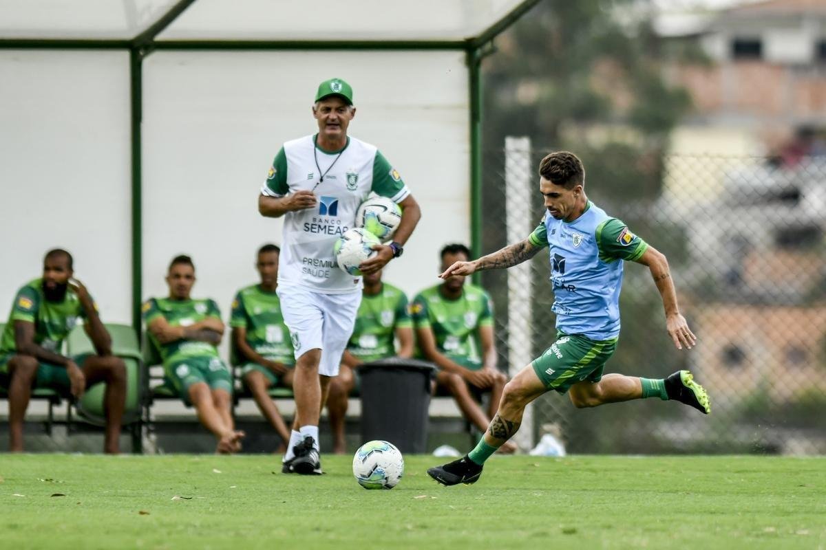Titulares do Amrica foram poupados do treino com bola no campo, nesta segunda-feira, no CT Lanna Drumond. De qualquer forma, todo o elenco participou de uma palestra com o tcnico Lisca. A novidade do dia foi a volta do zagueiro Eduardo Bauermann s atividades normais. O volante Z Ricardo segue como dvida para enfrentar o Internacional na quarta-feira, em 'deciso' pela Copa do Brasil