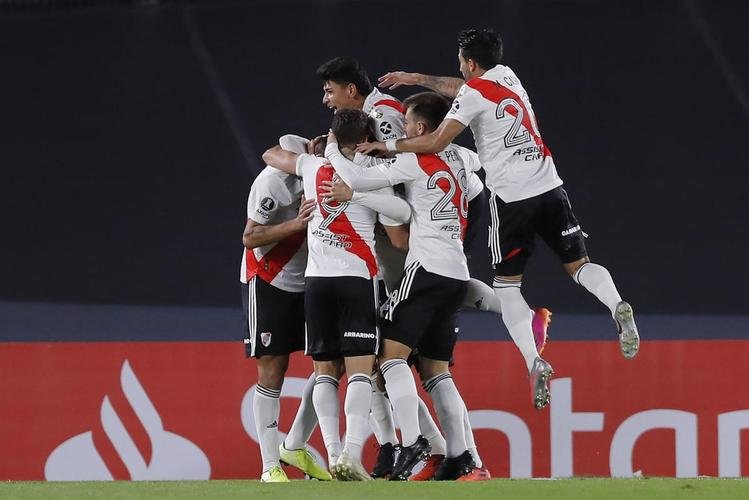 Com 25 casos simultneos de COVID-19, River Plate enfrentou Independiente Santa Fe-COL com apenas 11 jogadores disponveis e com o volante Enzo Prez improvisado como goleiro.