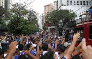 Passagem dos jogadores do Cruzeiro, tricampees brasileiros, pela regio da Savassi. Desfile no carro aberto do Corpo de Bombeiros atravessou toda a cidade rumo ao Barro Preto, onde est a sede do clube  