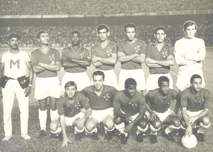 Time do Cruzeiro campeo da Taa Brasil de 1966 sobre o Santos, de Pel. O clssico uniforme com camisa azul, estrelas soltas, calo branco e meias brancas.